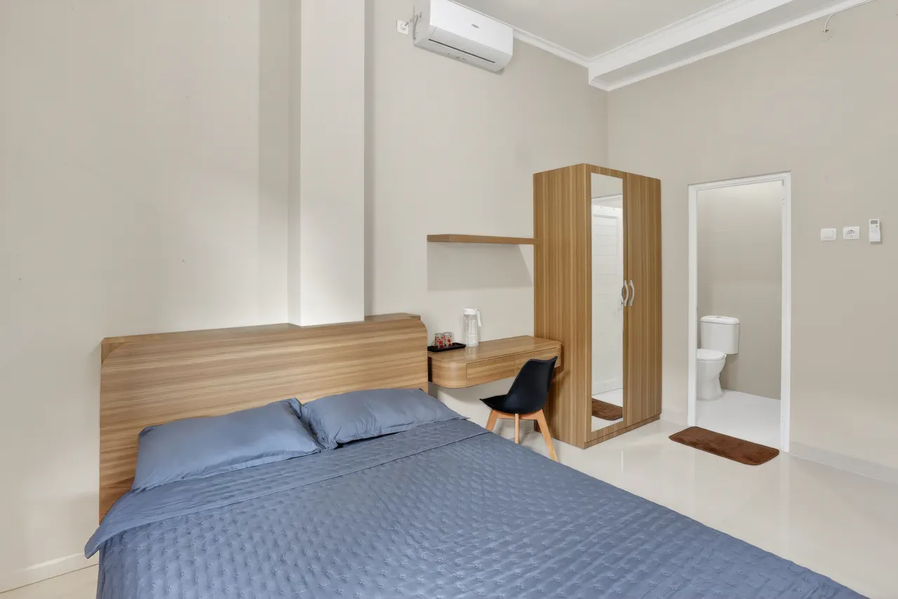 Jasa foto homestay, kamar dengan pencahayaan hangat