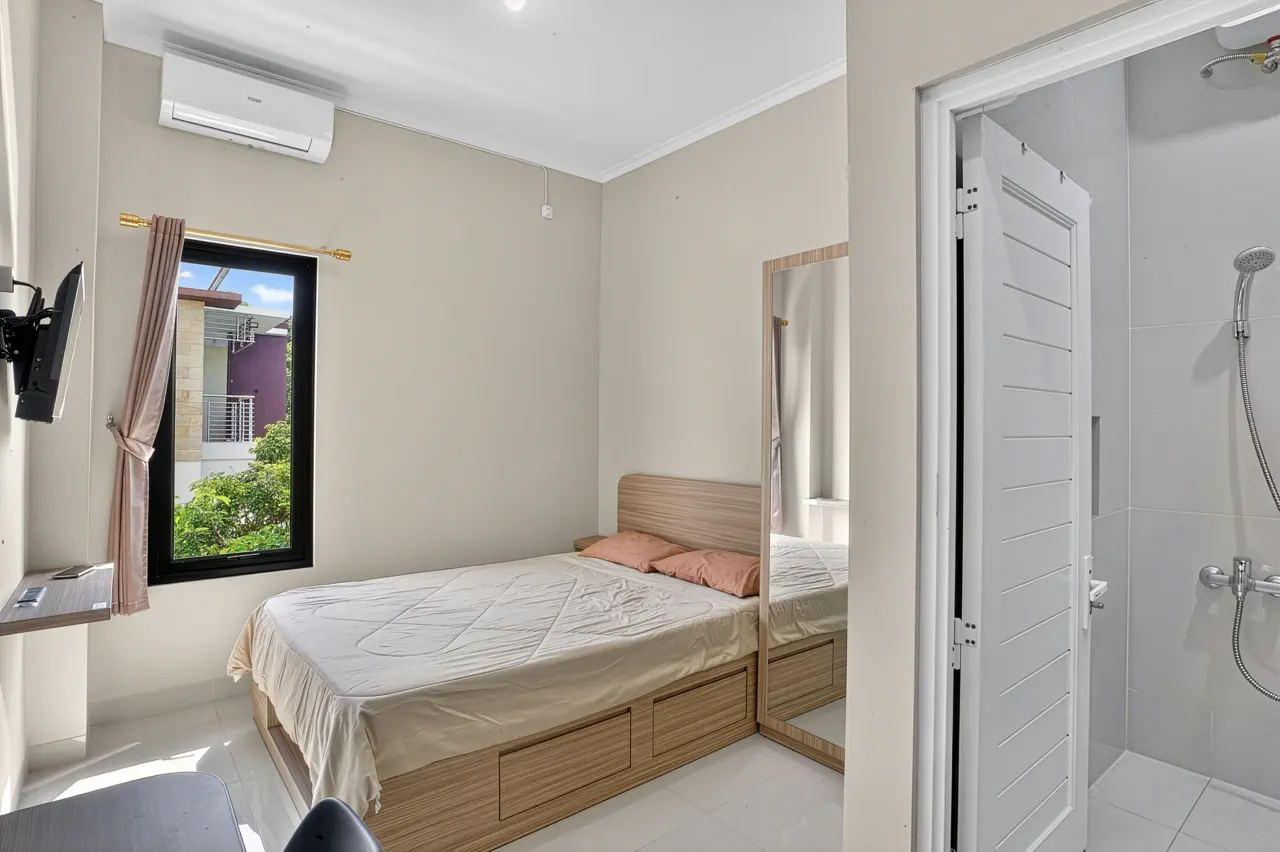 Foto interior villa, kamar tidur utama luas