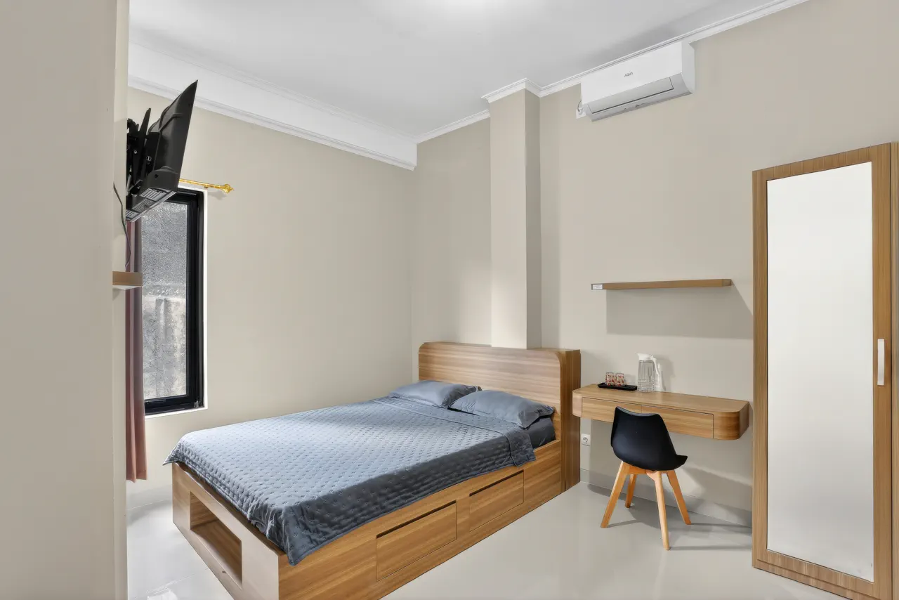 Jasa foto kos premium, kamar dengan meja kerja